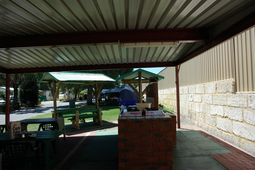 ホテル Acclaim Kingsway Tourist Park Madeley エクステリア 写真
