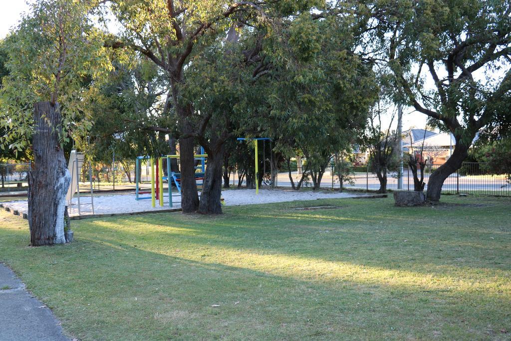 ホテル Acclaim Kingsway Tourist Park Madeley エクステリア 写真